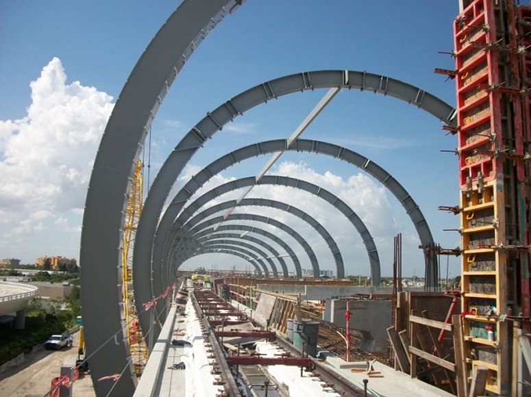 주 캐노피를 위한 타원형 강철 아치의 시공